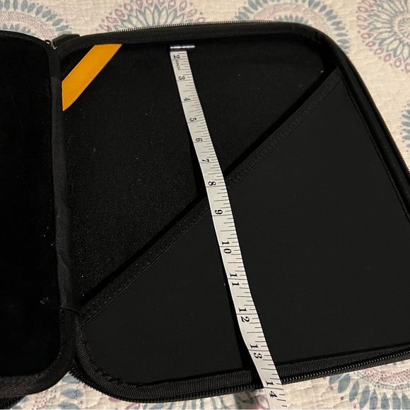 Tomtoc iPad case, light use. Smoke-free home. No pet exposure. - Picture 3 of 9